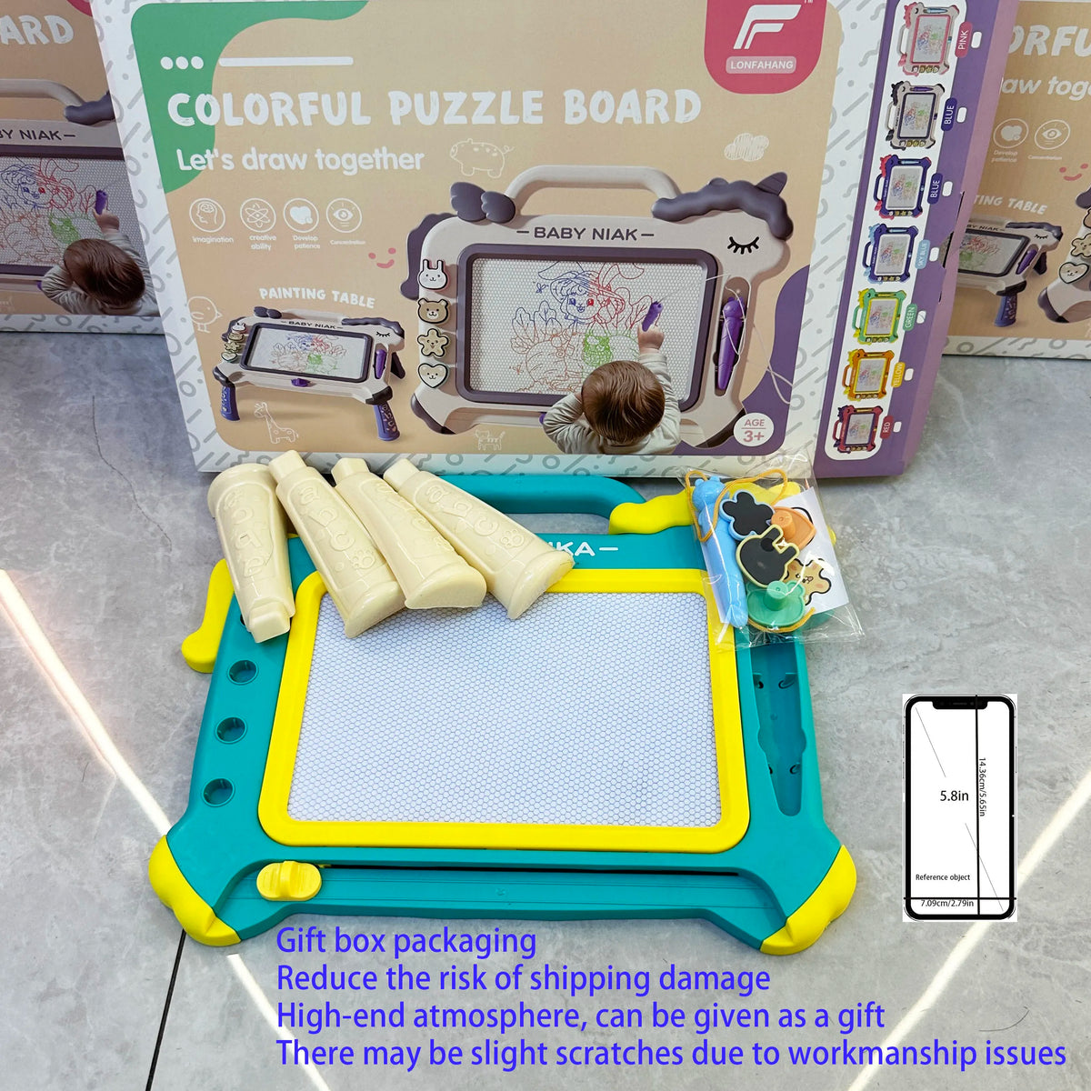 Buntes Puzzlebrett für Kinder mit Holzzeichnungstisch und Zubehör.