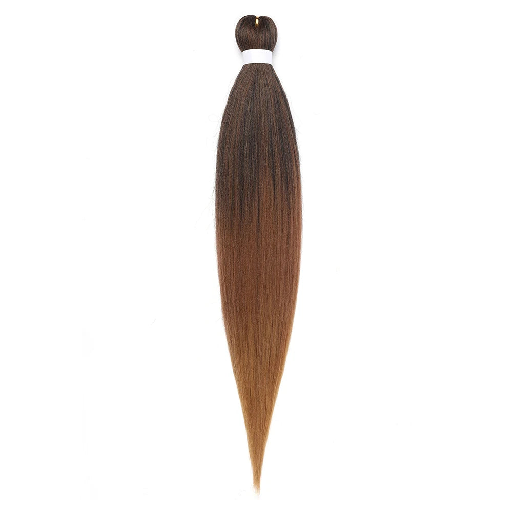 Bündel aus vorgestreckten Ombré-Flechtfrangene mit dunkelbrauner Farbe und weißem Elastikband.