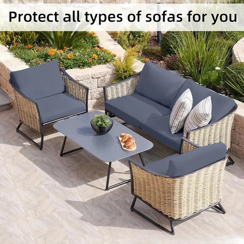 Fundas de cojines grises para sofás de mimbre, protegiendo muebles de patio en un jardín.