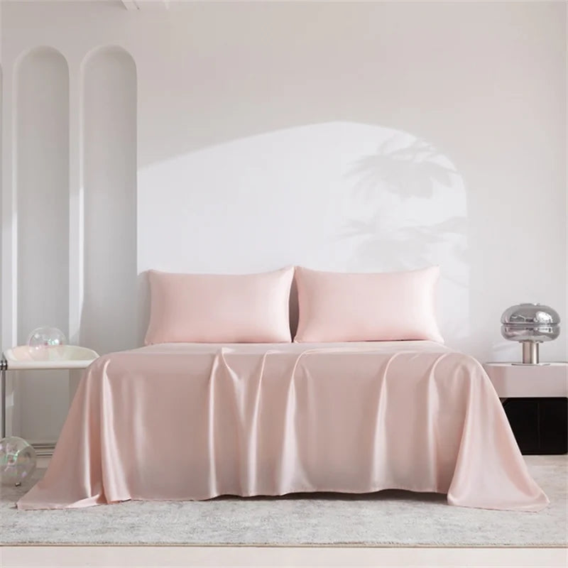 Rosa Luxus-Bambusbettlaken-Set über einem Bett mit weißen architektonischen Details.