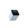 Cube de charge Anker bleu avec port noir, indiquant la charge d'un iPhone 17 Pro Max.