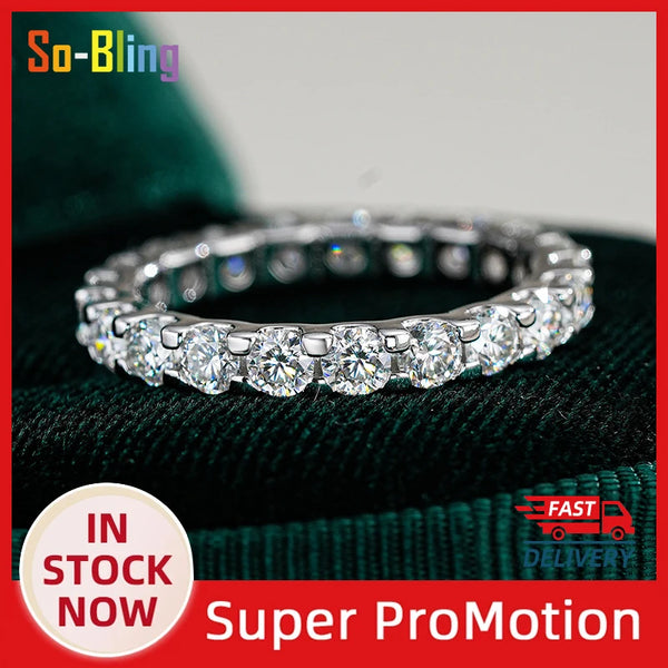 Gros plan d'une bague de fiançailles en zircon sterling argentée sur un tissu velours vert foncé.