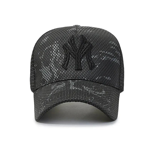 Gorra de béisbol negra de malla con un diseño texturizado de árbol en la parte frontal.