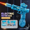 Blaue elektrische Wasserpistole mit Flammen-Effekt und Zubehör vor dunklem Hintergrund.