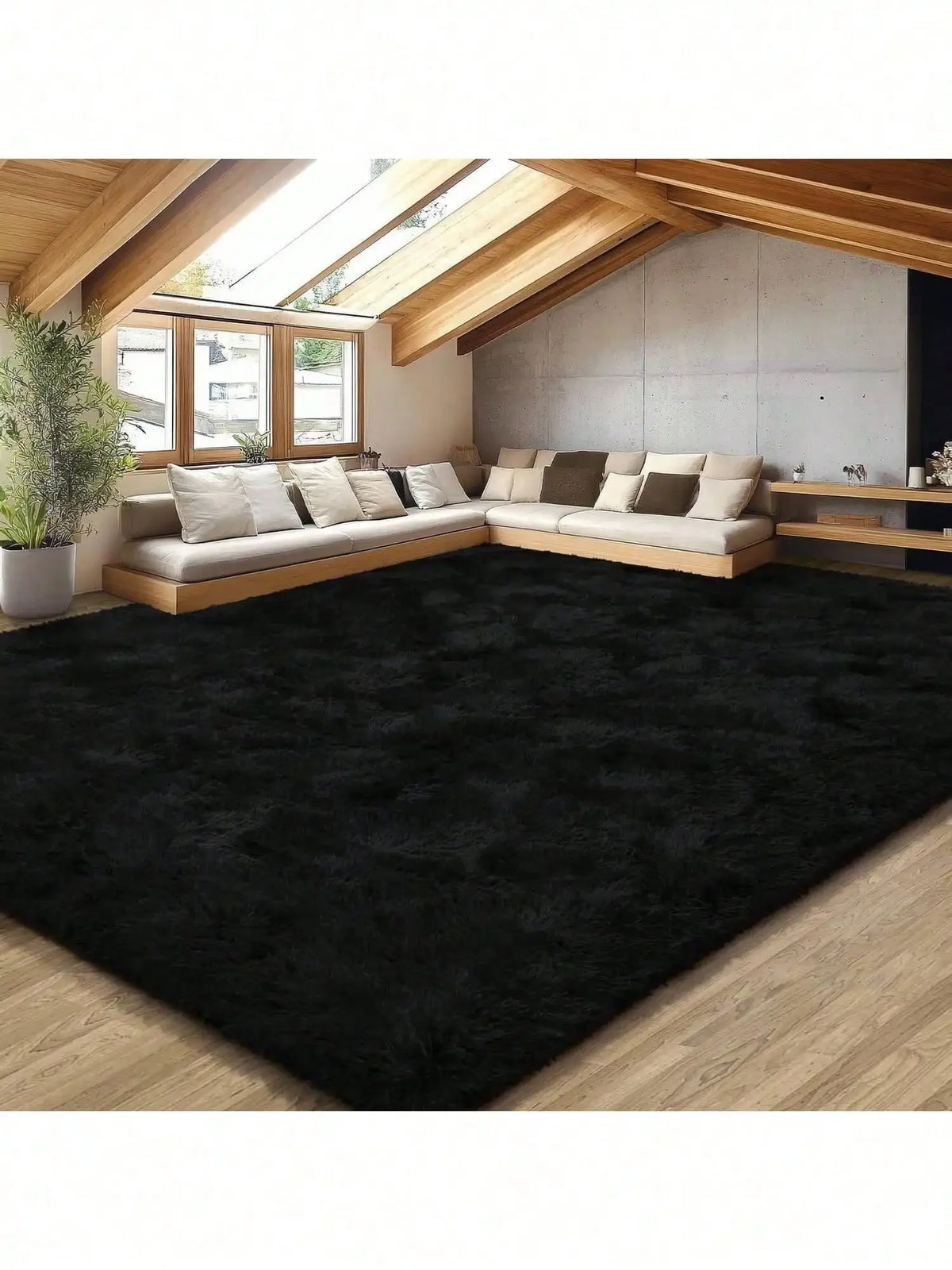 Ein großer, dunkelschwarzer, flauschiger Teppich mit hohem Flor in einem modernen Wohnraum mit Holzbalken und hellmöblierter 
