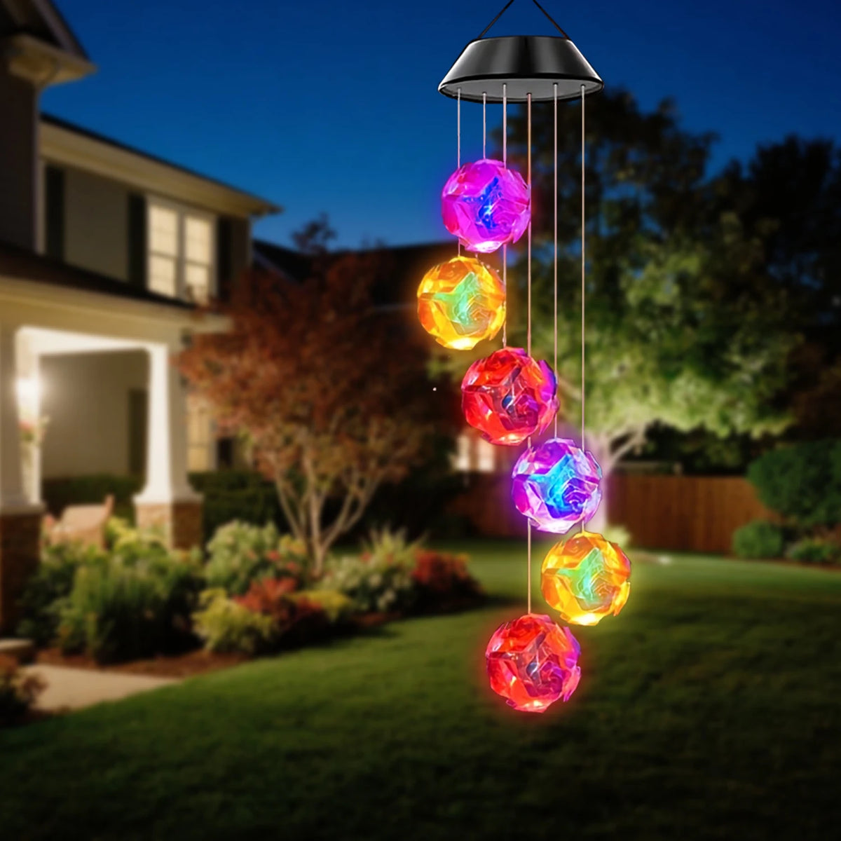 Carillon à vent solaire suspendu avec plusieurs sphères de verre lumineuses et changeantes de couleur, suspendues à l'extérie
