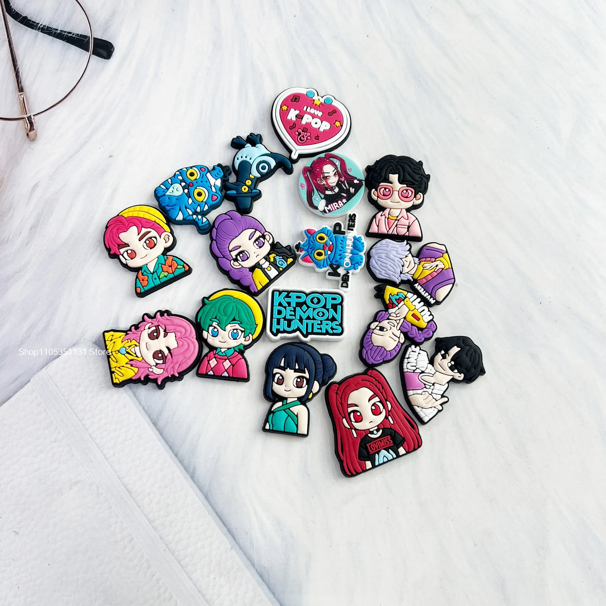Collection de charms de chaussures de personnages de dessins animés chibi mignons et variés.