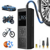 Portables elektrische Reifenpumpe mit schwarzem Gehäuse und blauem Schlauch, neben einem Auto- und Motorradrad.