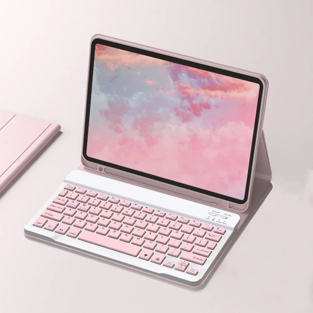 Pinkes Universal-iPad-Hülle mit passender Bluetooth-Tastatur-Hülle auf weißem Untergrund.