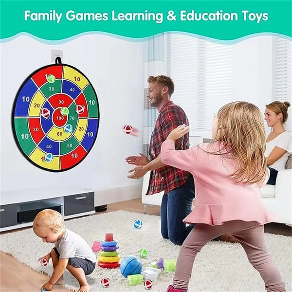 Eine Familie spielt ein farbenfrohes Klebefang-Dartspiel mit Kindern und Erwachsenen in einem hellen Wohnzimmer.