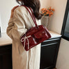 Bolso de hombro suave con detalle de lazo
