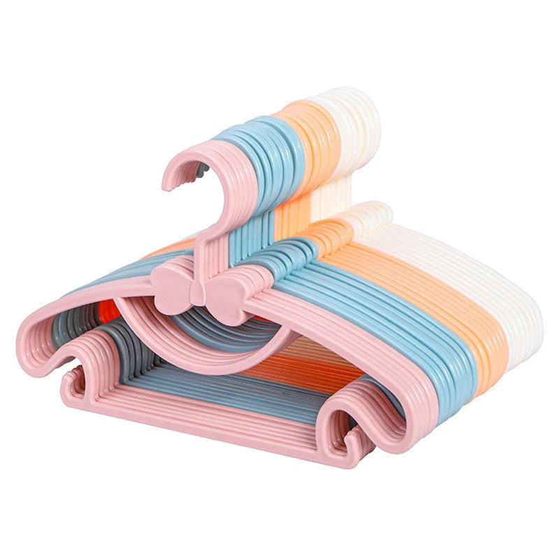 Verstellbare Kunststoffkleiderbügel in Pastellfarben rosa, orange und blau zur Kleiderschrankorganisation