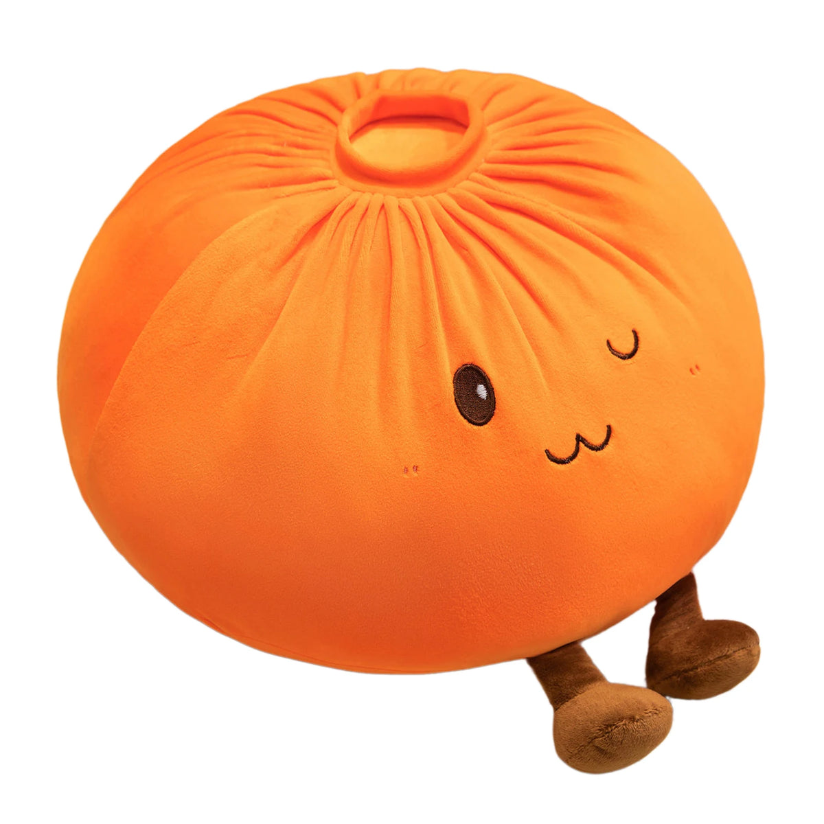 Un coussin en forme de dumpling orange et rond avec de petits yeux et des oreilles noires.
