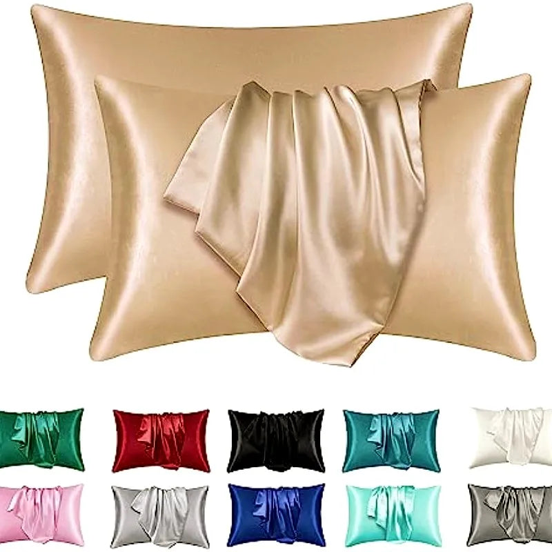 Un juego de fundas de almohada de seda satén en varios tonos como coral, rosa, verde, rojo, negro, azul y blanco.