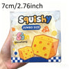 Durchsichtige Plastikverpackung eines gelben, weichen Käse-Fidget-Spielzeugs in Jumbo-Größe mit kariertem Boden.