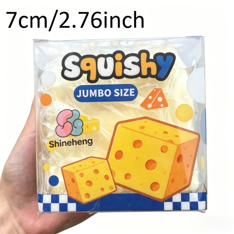 Durchsichtige Plastikverpackung eines gelben, weichen Käse-Fidget-Spielzeugs in Jumbo-Größe mit kariertem Boden.