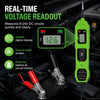 Grüner digitaler Schalttester misst die Gleichspannung einer Autobatterie mit 12,6 Volt.
