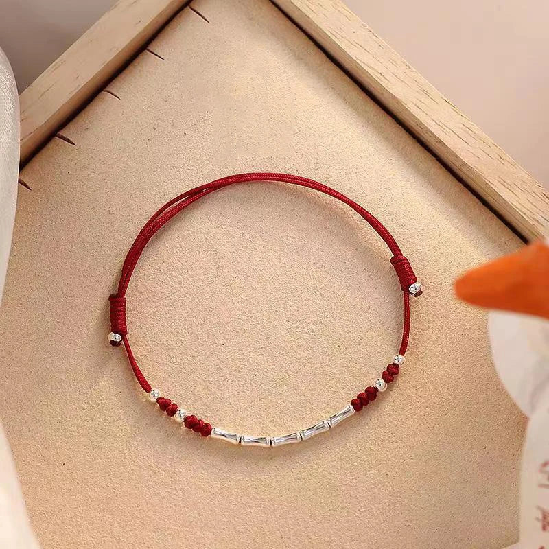 Bracelet en Fil Rouge Façonné à la Main