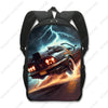 Schwarzer taktischer Rucksack mit dramatischer Blitz- und Sonnenuntergangsszene mit einem Auto.