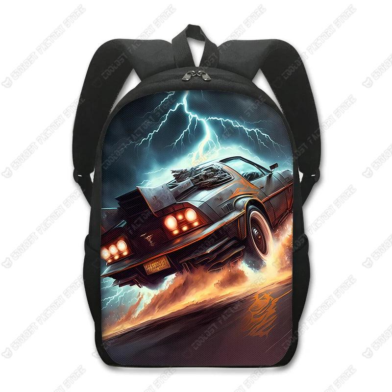 Schwarzer taktischer Rucksack mit dramatischer Blitz- und Sonnenuntergangsszene mit einem Auto.