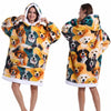 Eine Frau modelliert einen gemütlichen, patchworkartigen, überdimensionierten Fleece-Hoodie mit verschiedenen Hundegesicht-Mo