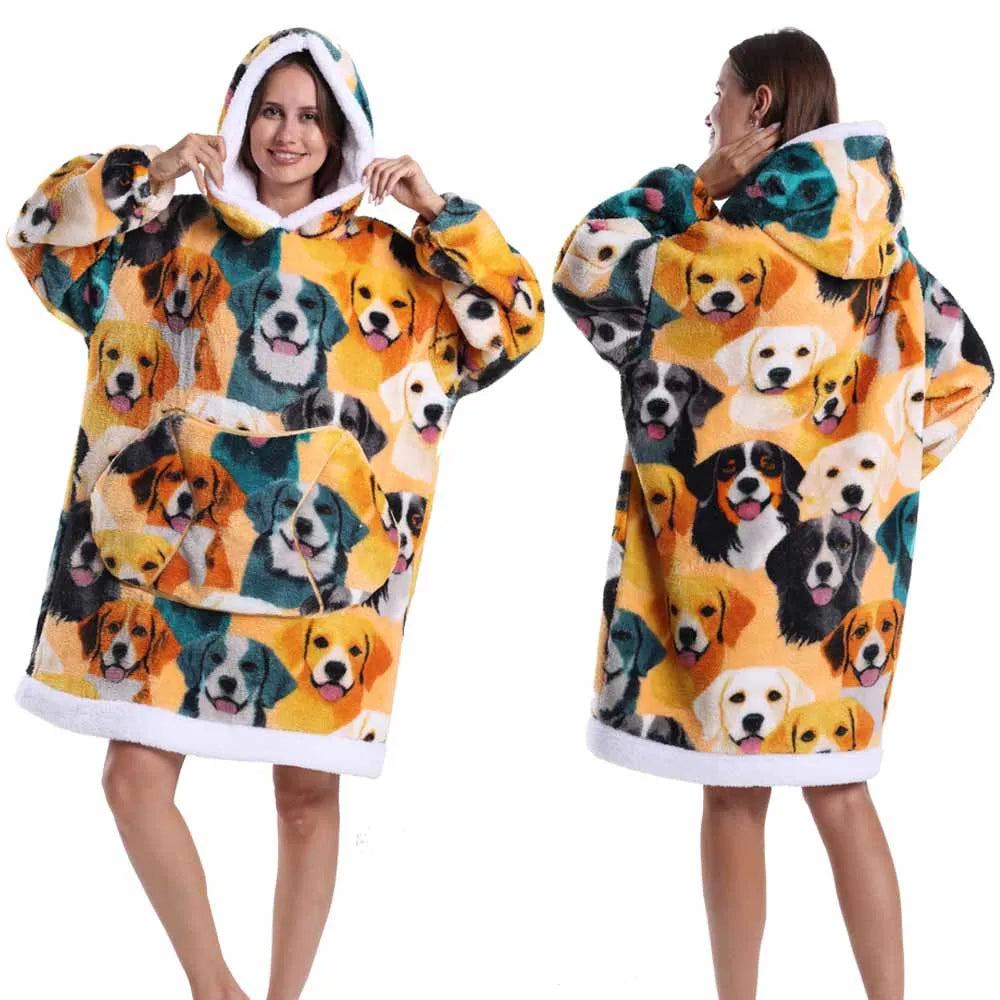 Eine Frau modelliert einen gemütlichen, patchworkartigen, überdimensionierten Fleece-Hoodie mit verschiedenen Hundegesicht-Mo