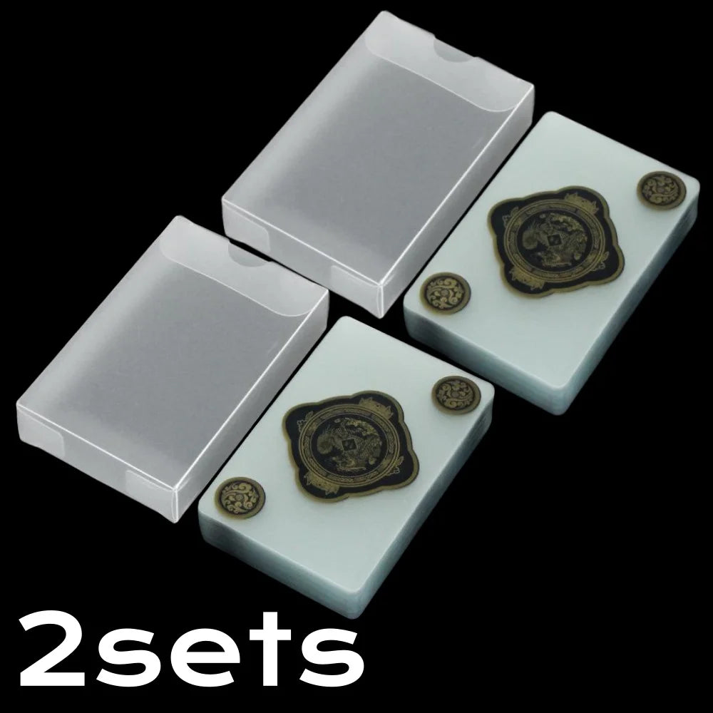 Deux jeux de cartes en PVC transparent et imperméable sur fond noir.