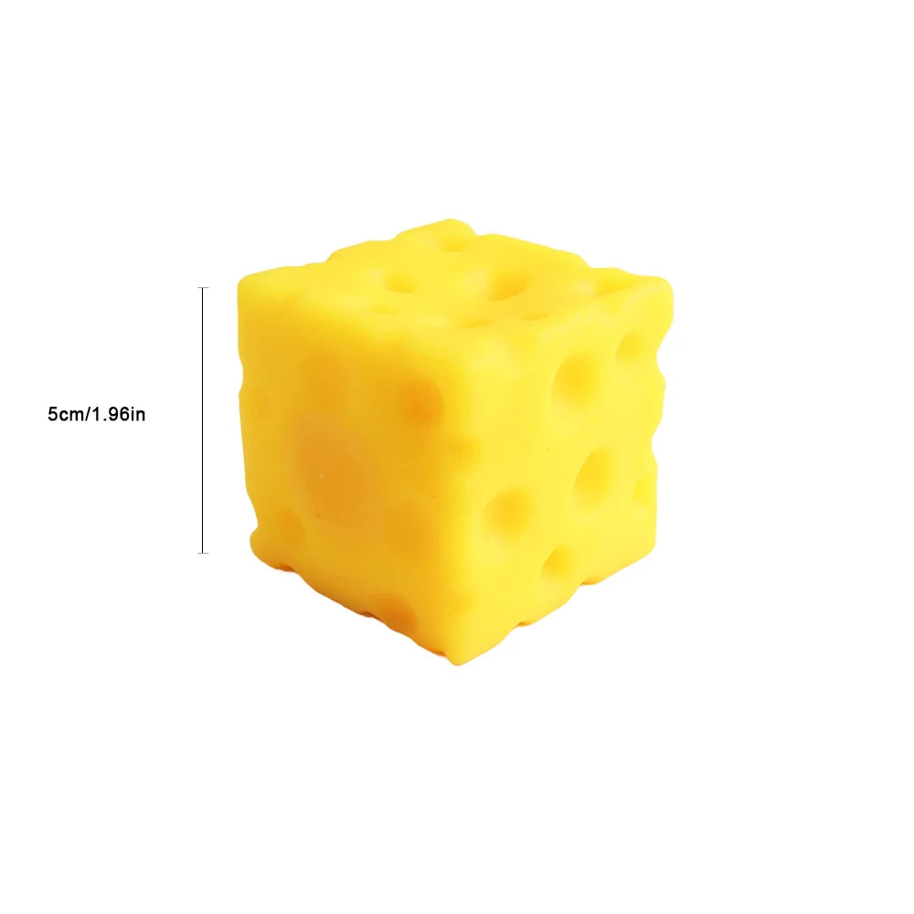 Jouet anti-stress en forme de fromage jaune avec texture poreuse.