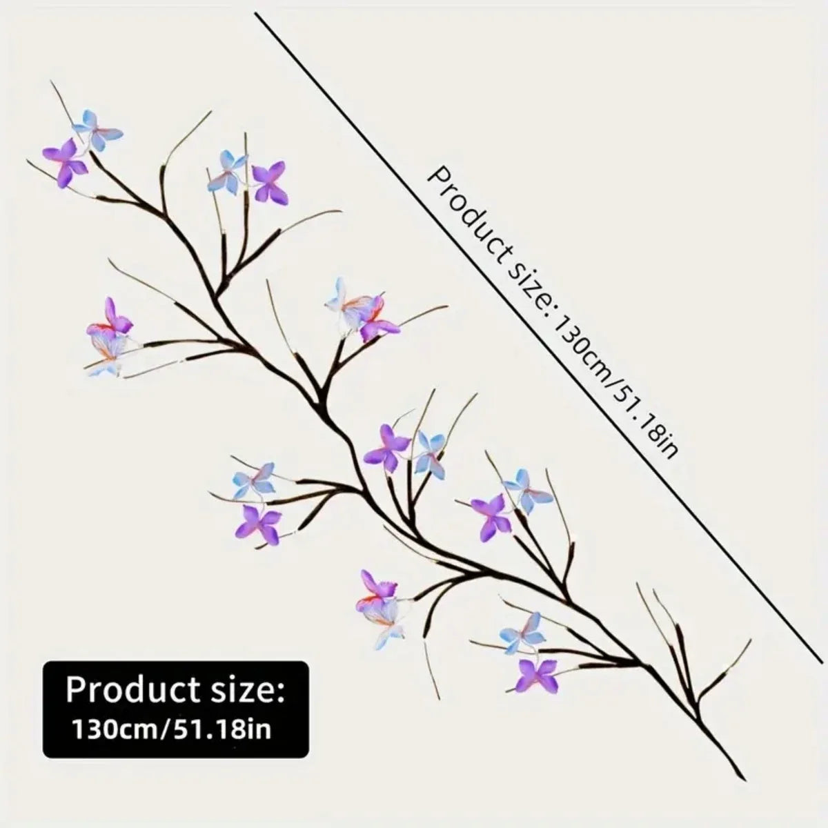 Une délicate branche de vigne de saule avec des lumières de guirlande aux accents papillon violet et bleu.