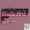 Nahaufnahme von rosa Farbverlauf PBT-Tastenkappen auf einer Tastaturleiste vor einem mauvefarbenen Hintergrund.