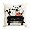 Almohada decorativa temática de Halloween con fantasmas, murciélagos y una calabaza en un tronco negro.