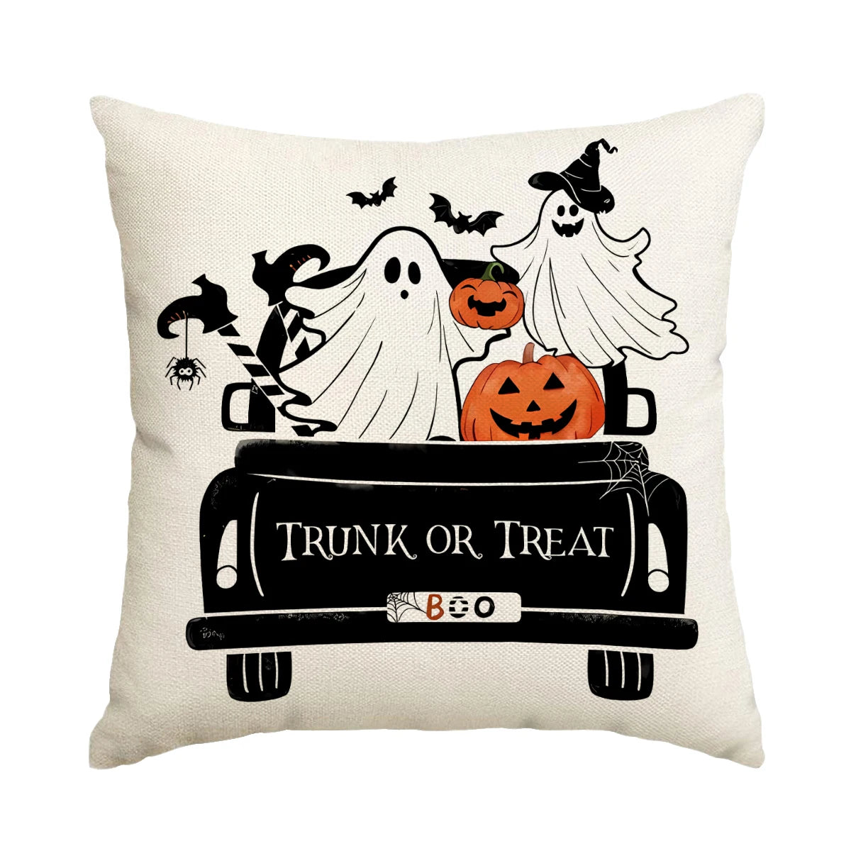 Almohada decorativa temática de Halloween con fantasmas, murciélagos y una calabaza en un tronco negro.
