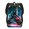 Schwarzer taktischer Rucksack mit Foto eines Motorradfahrers bei Nacht.