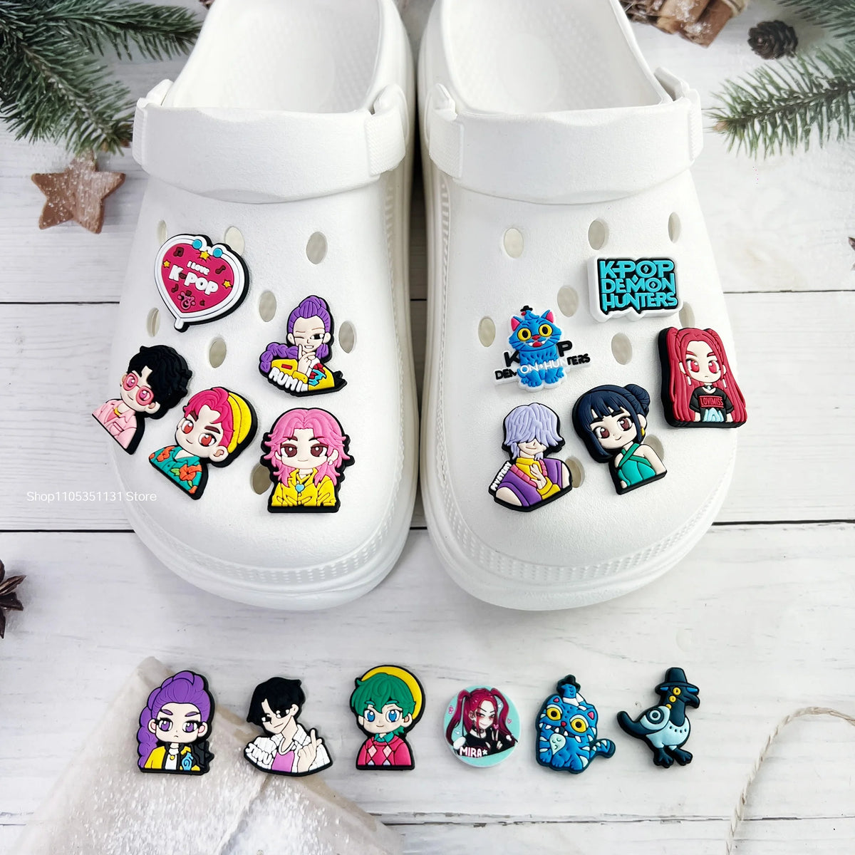 Paire de chaussures blanches décorées de charmes de personnages de dessins animés chibi