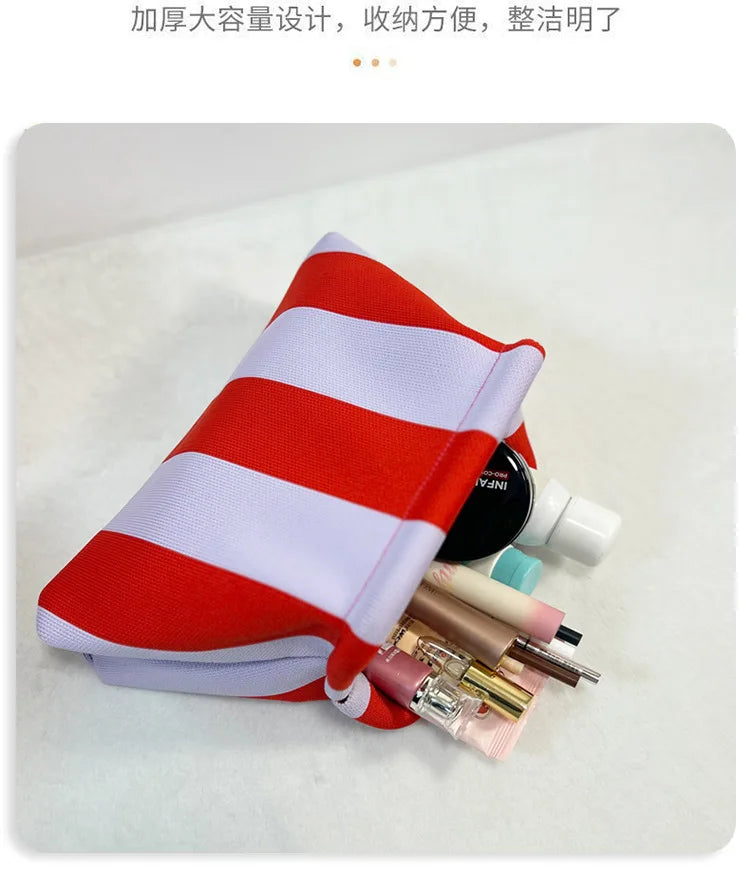 Una bolsa de tela a rayas rojas y blancas con varios artículos de cosméticos dentro.
