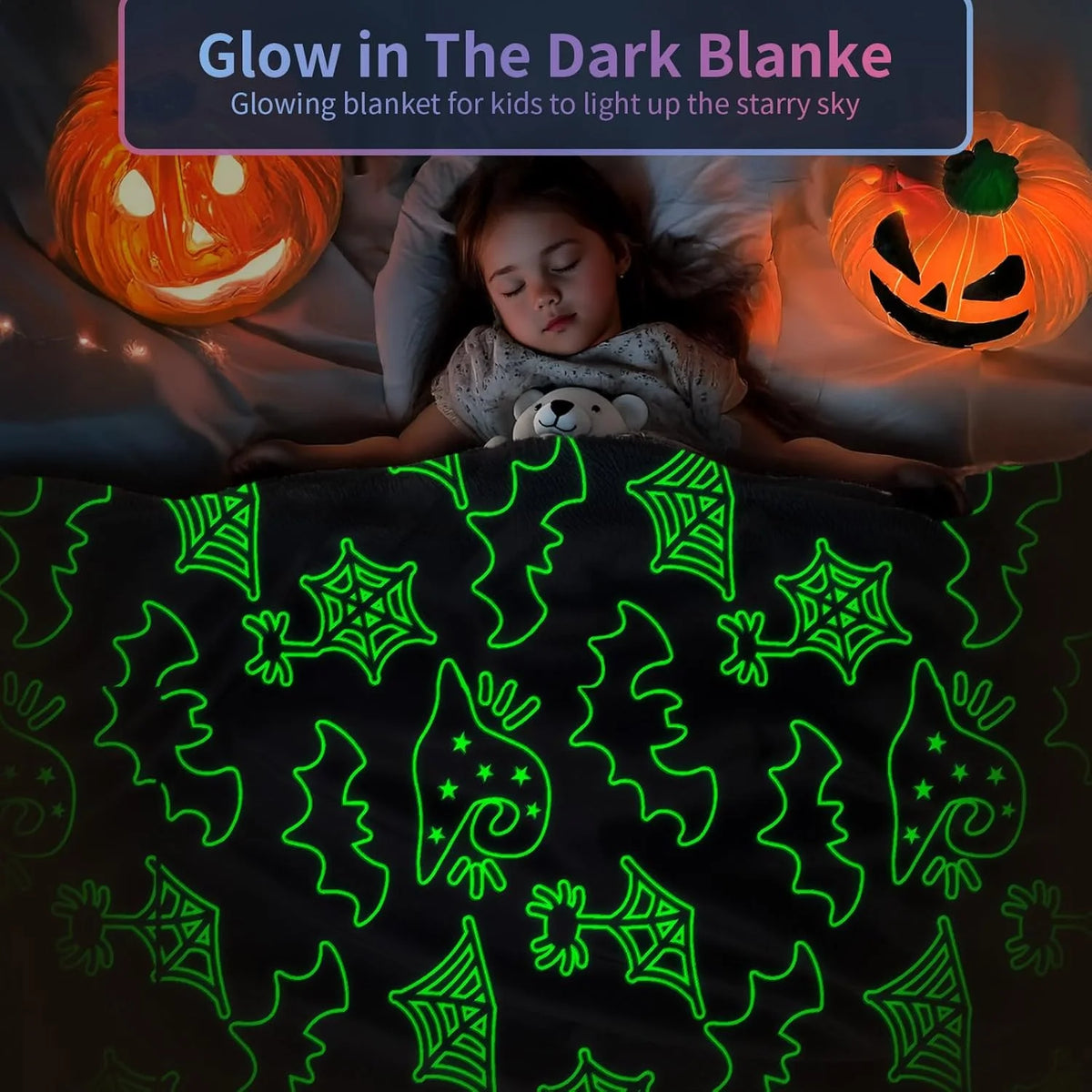 Ein Kind liegt unter einer leuchtenden Decke mit grünen Halloween-Designs, mit geschnitzten Kürbissen in der Nähe.
