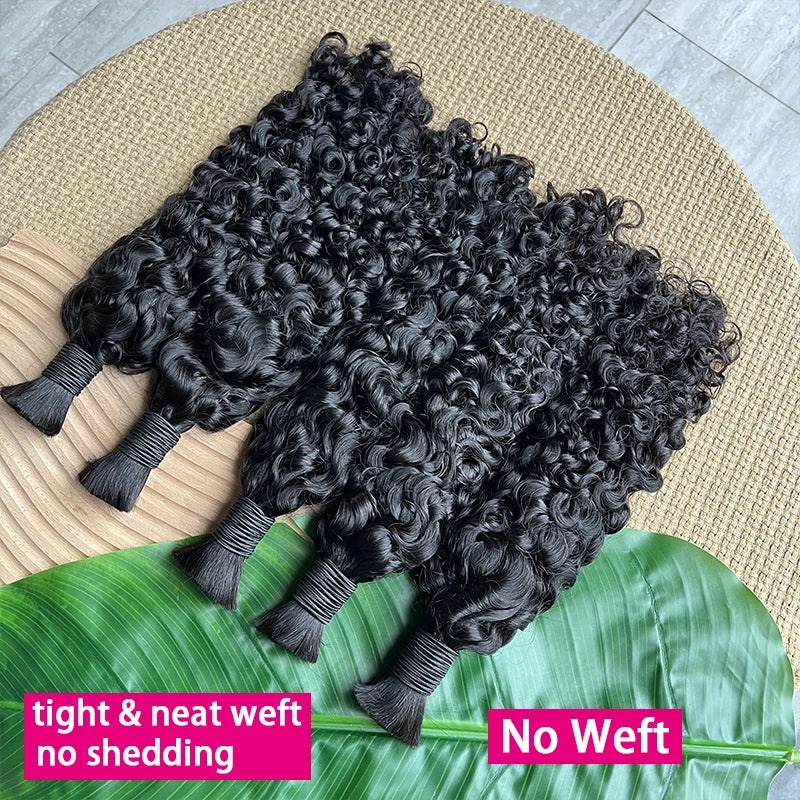 Ein Bund schwarzer, roher, lockiger Myanmar-Haarextensions auf einem grünen Blatt.