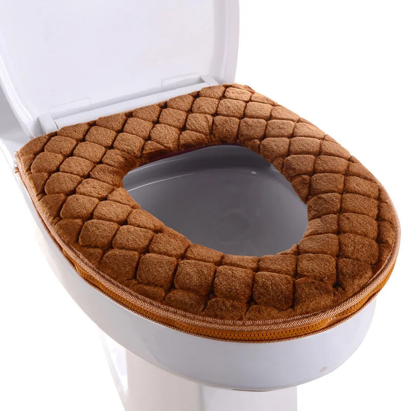 Una cubierta impermeable de asiento de inodoro marrón de peluche colocada en una taza de inodoro blanca.