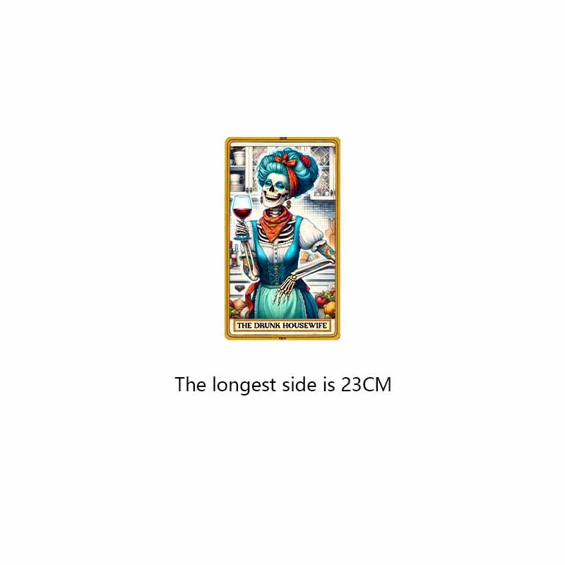 Carte de tarot représentant une figure ressemblant à un crâne avec des cheveux bleus et des vêtements ornés.