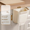Beige faltbarer Küchen- und Campingmülleimer hängt an einem Holzregal.