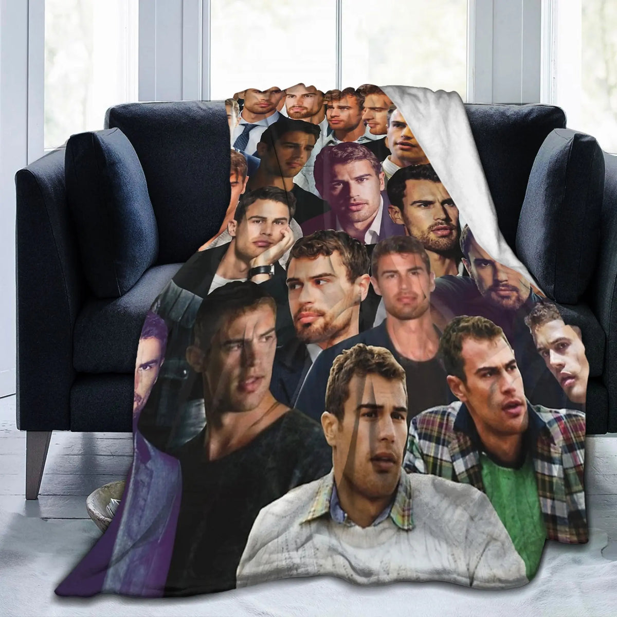 Manta de felpa collage de fotos personalizada drapeada sobre un sofá oscuro.