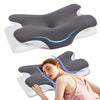 Eine Frau legt ihren Kopf auf ein dunkelgraues ergonomisches Memory-Schaum-Nackenkissen mit blauen leuchtenden Linien.
