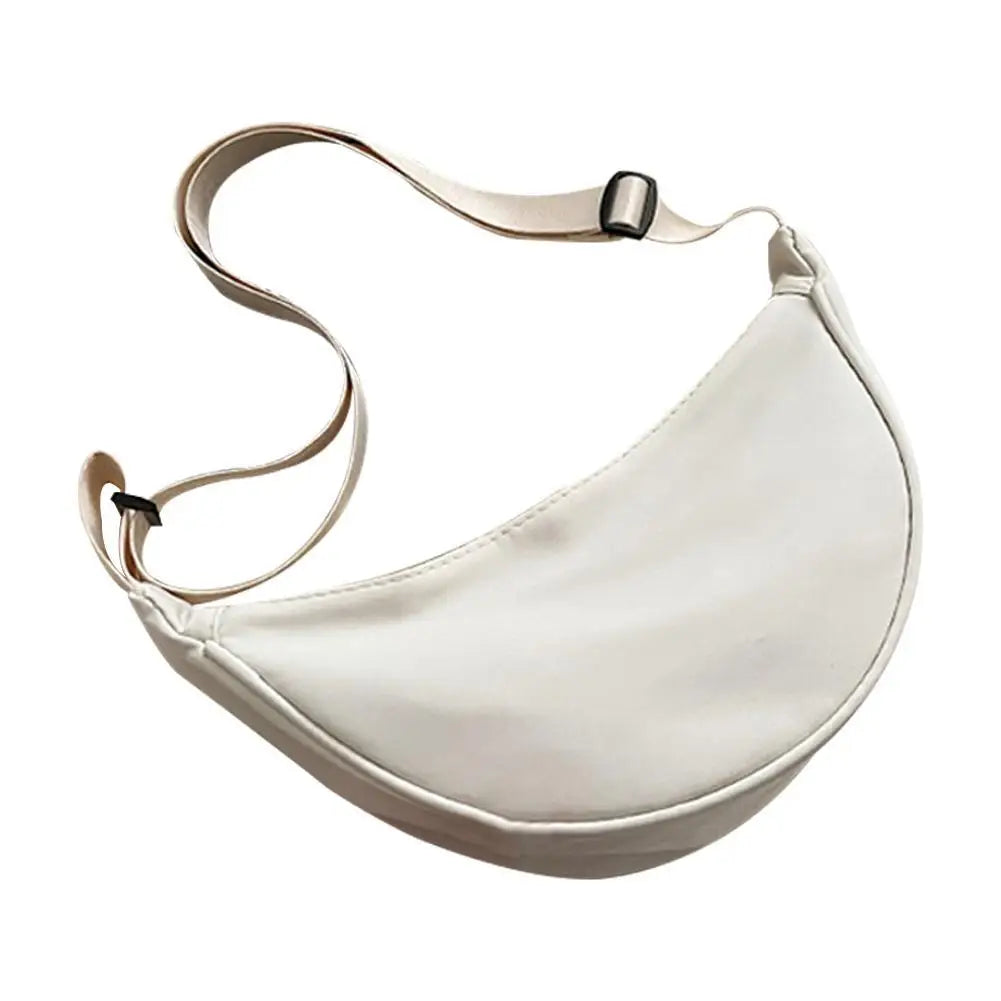 Bolso cruz de nylon beige claro en forma de media luna usado por una mujer.