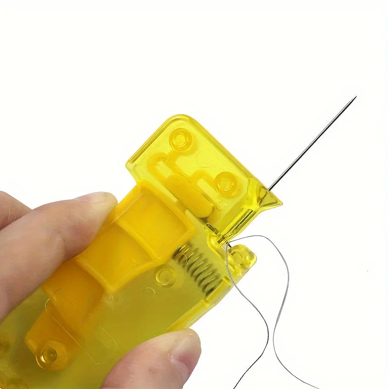 Une main tient un outil de filage automatique jaune avec une aiguille et un fil de fer tranchants.