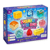 Eine Box mit Squishy Fun Box sensorischen Spielzeugen, darunter Käse-, Schneeflocken-, Ozean- und Apfelwürfel.