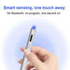Una mano sostiene un bolígrafo stylus plateado con punta de detección azul, demostrando tecnología de detección inteligente.