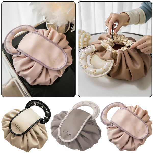 Un ensemble de sacs à maquillage en baril beige et rose avec fermeture à cordon.
