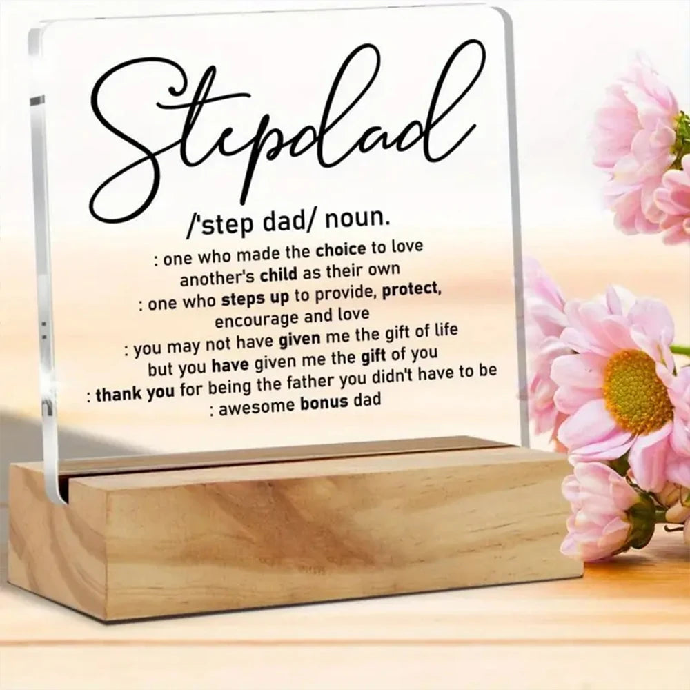 لوحة مكتبية من الأكريليك الشفاف بنص مكتوب بخط اليد يعرّف مصطلح والد الزوج/الزوجة (stepdad) والعبارات ذات الصلة