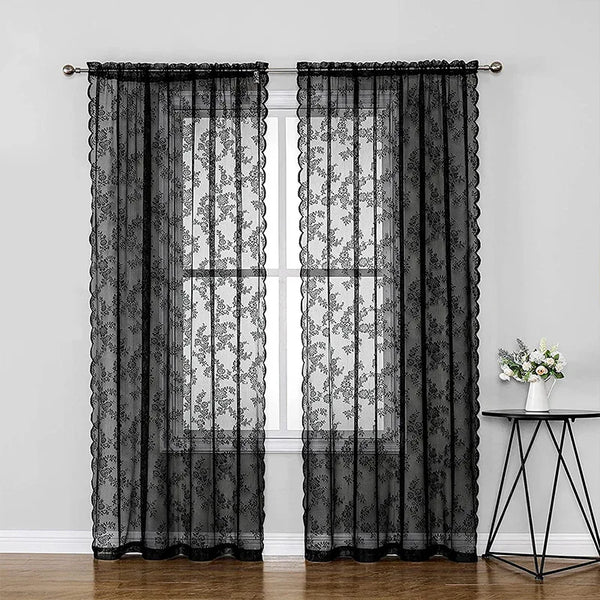 Rideaux en dentelle florale noirs avec panneaux intérieurs transparents suspendus à une fenêtre.