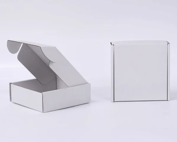 Eine weiße Wellkartonverpackung ist geöffnet und zeigt ihre Innenseite.